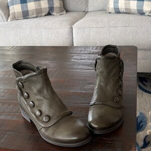 Mix Mooz Ankle Booties Style Spring Color Olive
Size 8.5
